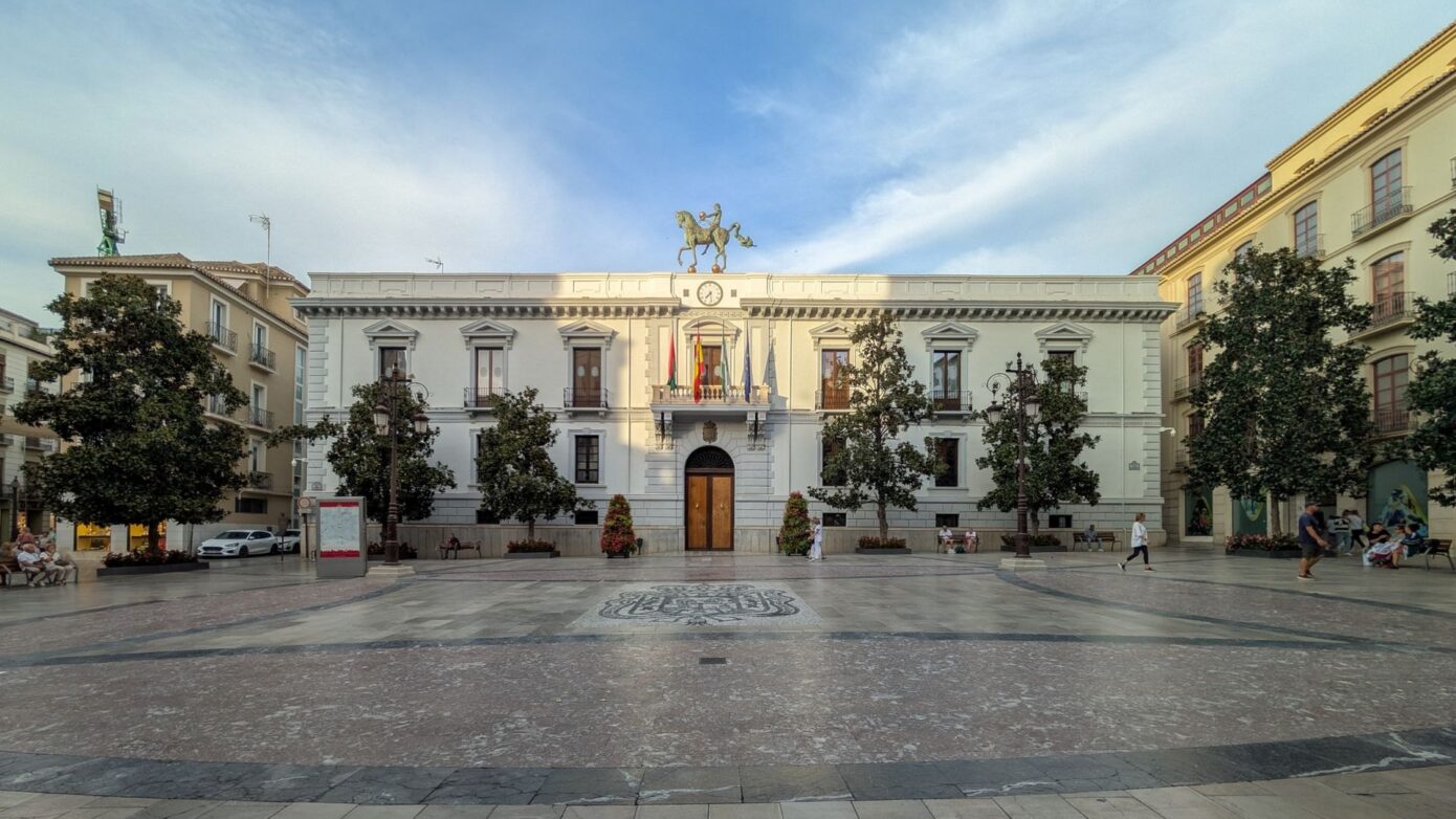 Fachada de un ayuntamiento en una plaza: exoneración de deudas municipales y provinciales con la Ley de Segunda Oportunidad