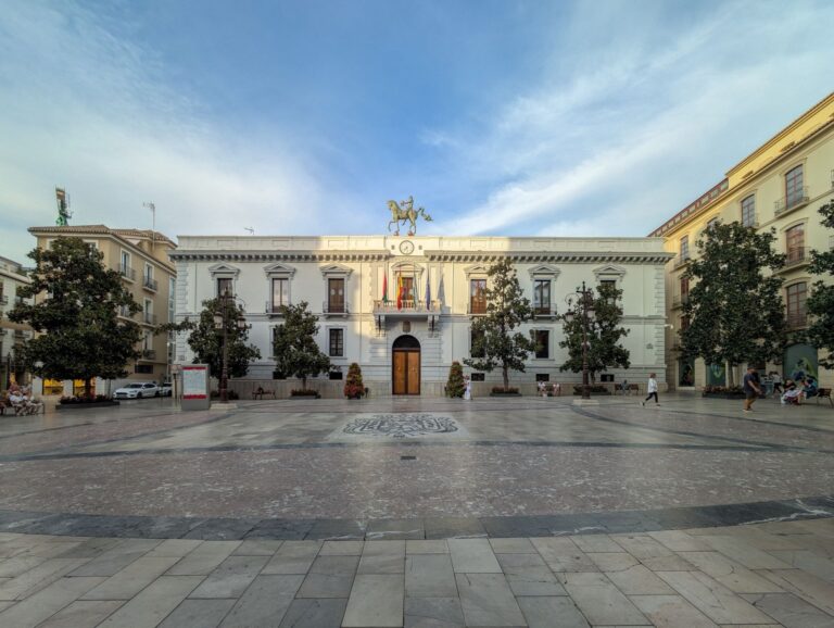 Fachada de un ayuntamiento en una plaza: exoneración de deudas municipales y provinciales con la Ley de Segunda Oportunidad