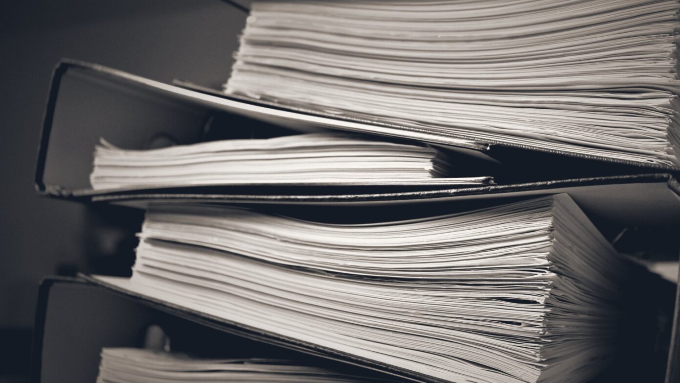 Archivadores con un expediente voluminoso: derivación de responsabilidad tributaria anulada por el TEAC