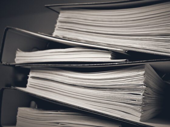 Archivadores con un expediente voluminoso: derivación de responsabilidad tributaria anulada por el TEAC