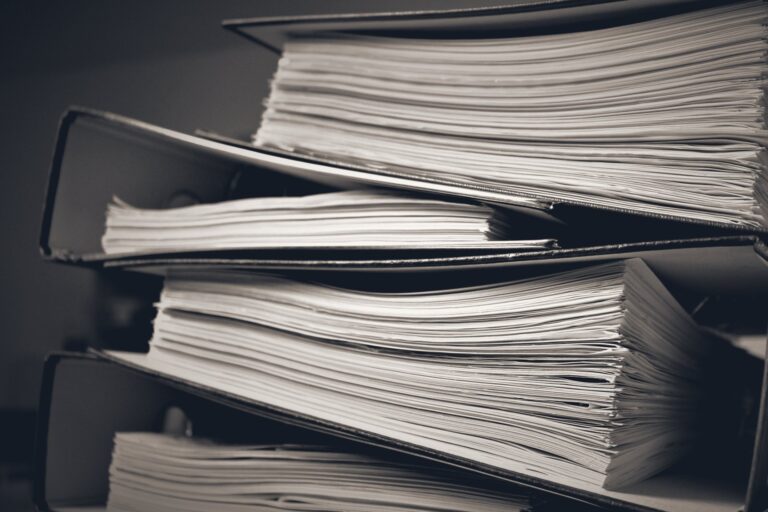 Archivadores con un expediente voluminoso: derivación de responsabilidad tributaria anulada por el TEAC
