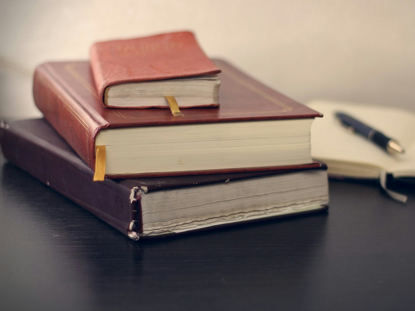 Libros de Derecho y cuaderno en un despacho de abogados en Albacete