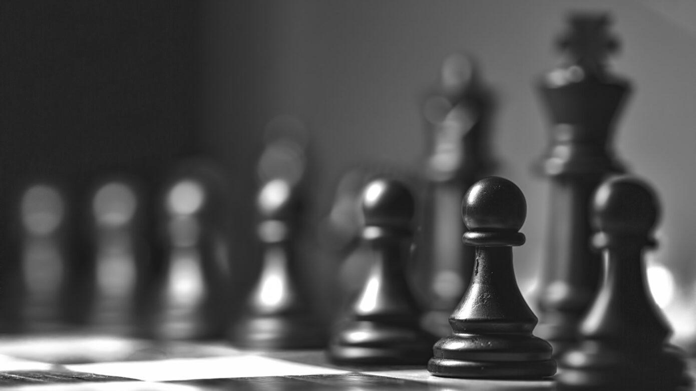 Piezas de ajedrez sobre un tablero, en blanco y negro