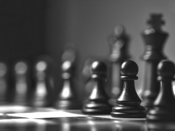 Piezas de ajedrez sobre un tablero, en blanco y negro